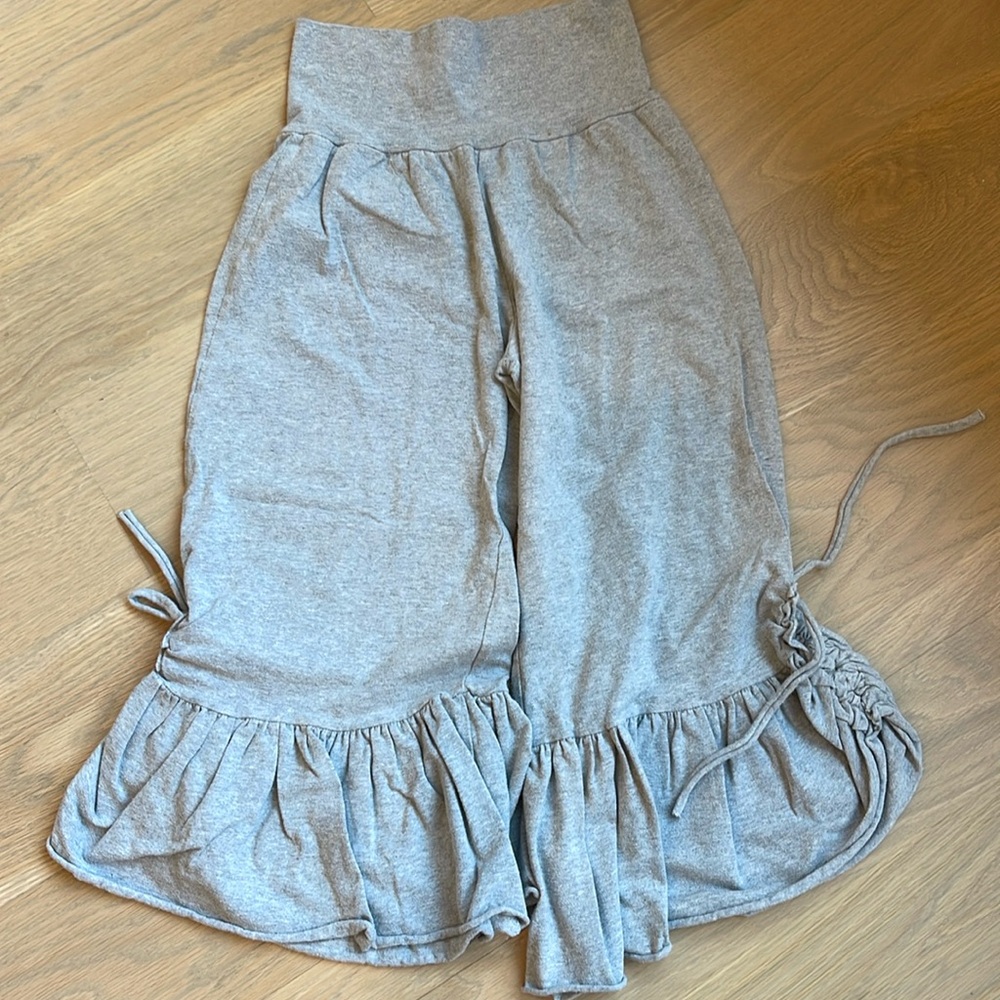 Art And Soul Boutique Cropped Ruffle Pants Size Small . Good Use Condition.